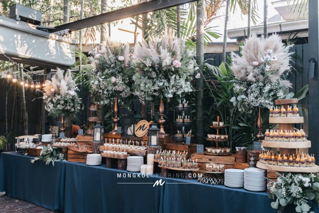 จัดบุฟเฟต์พร้อมค็อกเทล บรรยากาศ บ้านร่วมสมัยแสนสวยที่ บ้านใน จัดอาหารสองแบบในงานเดียวกันแบบนี้ก็เก๋เหมือนกันนะคะ ^^ สนใจจัดงานแต่งงานบริการครบวงจรติดต่อเรา วางแผนปรึกษา จัดงานภายในงบได้เลยค่า