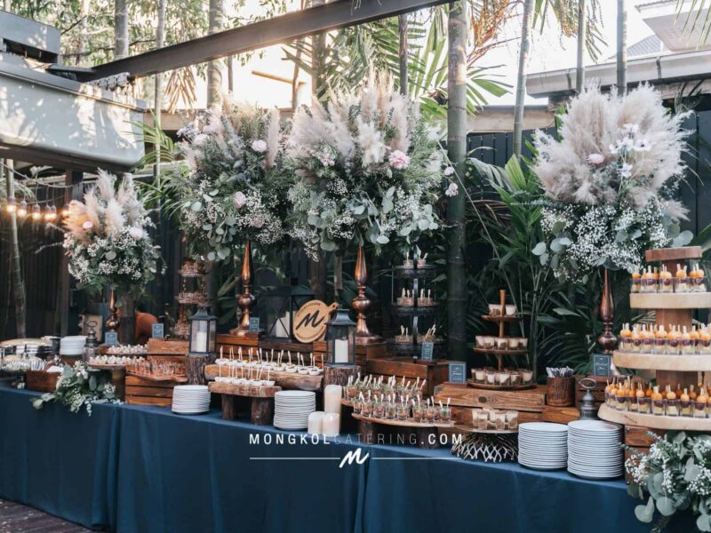 จัดบุฟเฟต์พร้อมค็อกเทล บรรยากาศ บ้านร่วมสมัยแสนสวยที่ บ้านใน จัดอาหารสองแบบในงานเดียวกันแบบนี้ก็เก๋เหมือนกันนะคะ ^^ สนใจจัดงานแต่งงานบริการครบวงจรติดต่อเรา วางแผนปรึกษา จัดงานภายในงบได้เลยค่า